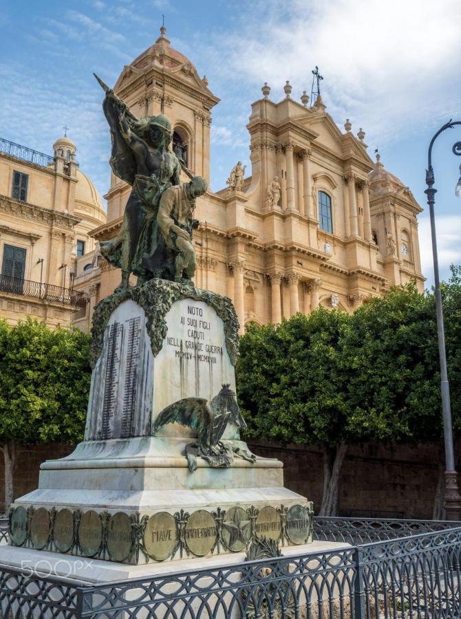 Quattroquarti Stradivari Home Noto Luaran gambar